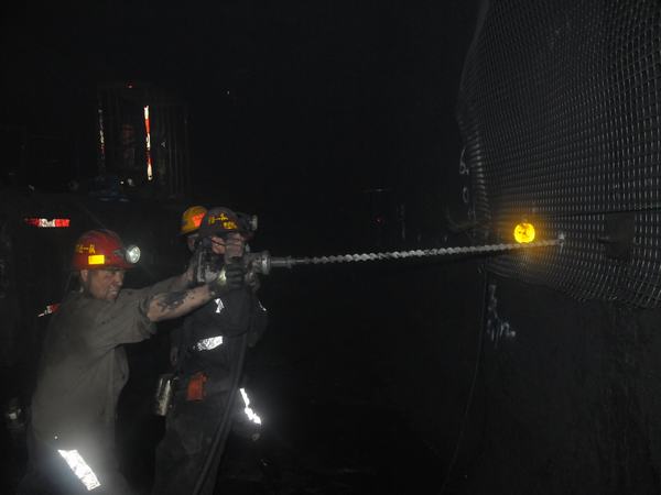 掘進公司推進百日安全活動“穩(wěn)、準(zhǔn)、狠”