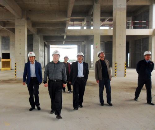 陜煤集團總經(jīng)理助理、建設集團聯(lián)合黨委書記、董事長寧興剛“雙節(jié)”期間深入澄合分公司中科遙感工地慰問施工一線的干部職工