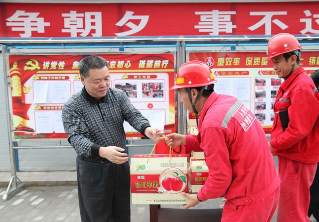 陜煤集團總經(jīng)理助理、建設集團聯(lián)合黨委書記、董事長寧興剛一行深入礦建二公司冶坪項目部慰問一線職工