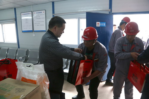 陜煤集團總經(jīng)理助理、建設集團聯(lián)合黨委書記、董事長寧興剛一行深入基層慰問一線員工