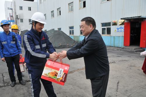 陜煤集團(tuán)總經(jīng)理助理、建設(shè)集團(tuán)聯(lián)合黨委書記、董事長寧興剛一行節(jié)日期間深入洗選煤運營公司基層慰問一線員工