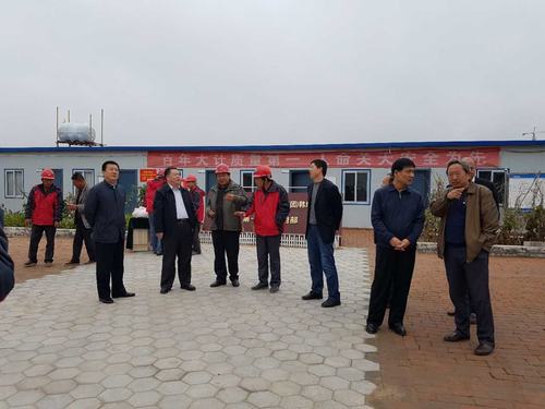 陜煤集團(tuán)總經(jīng)理助理、建設(shè)集團(tuán)聯(lián)合黨委書記、董事長寧興剛一行蒞臨韓城分公司榆北煤業(yè)公司小保當(dāng)?shù)V施工現(xiàn)場和大家一起過中秋