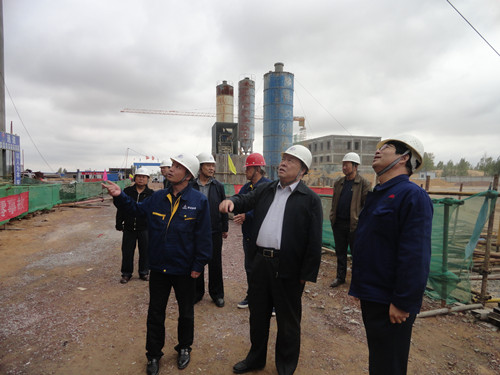 陜煤集團(tuán)總經(jīng)理助理、建設(shè)集團(tuán)聯(lián)合黨委書記、董事長寧興剛一行中秋節(jié)深入曹家灘項目工地視察慰問
