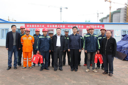 到一線，送祝福，鼓干勁