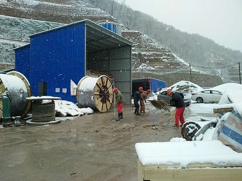 礦建二公司冶坪工地：我們一起掃雪去