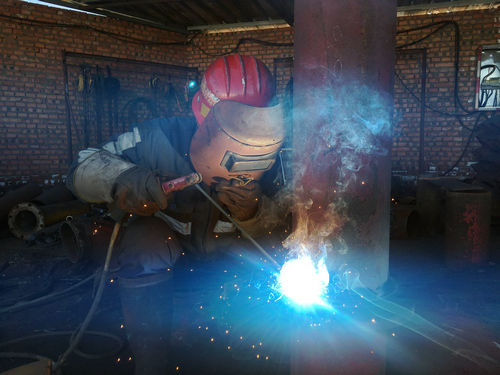 擼起袖子加油干 邁開步子向前沖