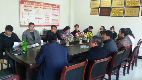 銅煤公司第十二項目部黨支部開展“貫徹黨的十九大精神，如何做一名合格黨員”專題學(xué)習(xí)研討會