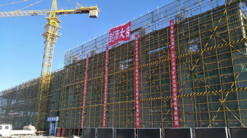 天工公司土建十七部小保當(dāng)聯(lián)合建筑順利封頂