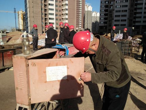 銅煤公司第三項(xiàng)目部開展施工現(xiàn)場(chǎng)“安全風(fēng)險(xiǎn)辨識(shí)”主題活動(dòng)