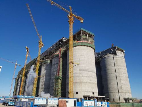 韓城分公司小保當(dāng)選煤廠塊煤倉(cāng)（一標(biāo)段）、最終篩分車(chē)間工程順利封頂