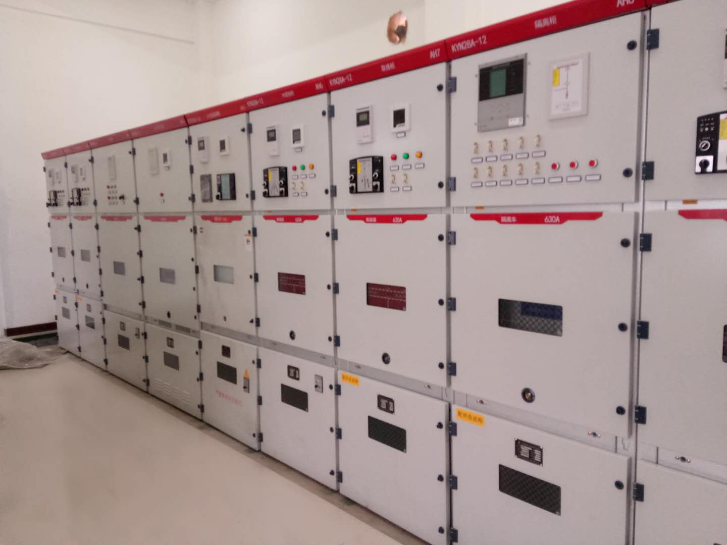 機(jī)電安裝檸條塔項(xiàng)目部施工現(xiàn)場(chǎng)熱火朝天