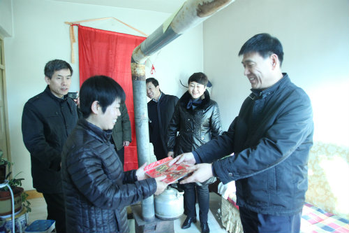  心系困難職工，情暖困難黨員