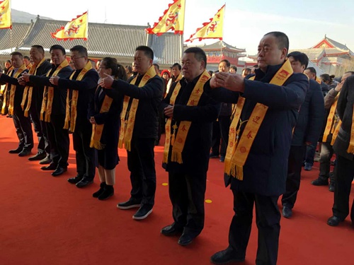 寧興剛董事長一行赴潼關(guān)古城參加迎春鳴鐘祈?；顒?dòng)