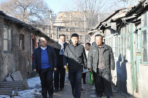 建設(shè)集團(tuán)聯(lián)合黨委副書記、紀(jì)委書記、工會(huì)主席侯本英 為韓城分公司困難職工送來春節(jié)祝福