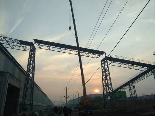 銅煤公司承建的美鑫氧化鋁1#、2#倉庫工程桁架成功實現(xiàn)合攏施工