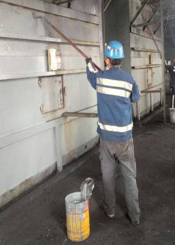 洗選煤運營公司紅柳林運營項目部對系統(tǒng)設(shè)備進行除銹刷漆工作