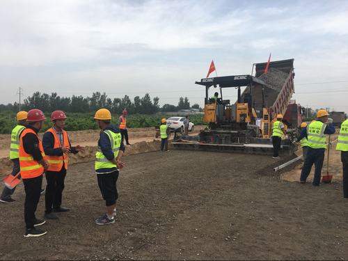G242大荔過境段公路建設工程順利完成水穩(wěn)底基層試驗段攤鋪施工