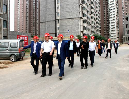 寧興剛、王明智一行深入銅煤1#、2#住宅小區(qū)施工現(xiàn)場(chǎng)調(diào)研指導(dǎo)工作