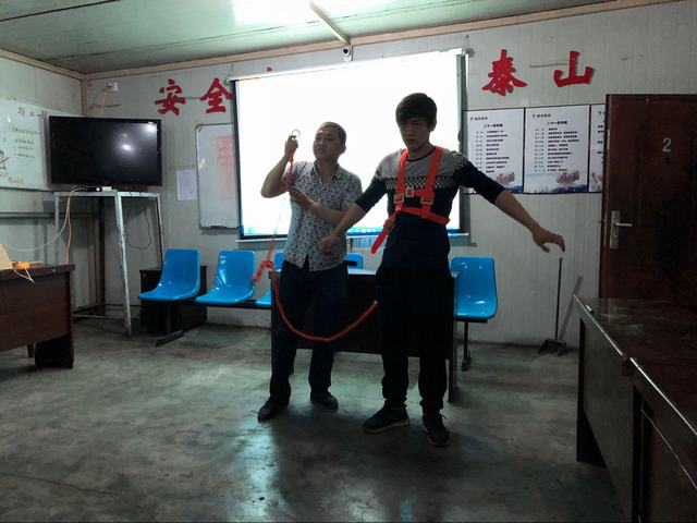 陜煤建設(shè)掘進(jìn)公司北翼項(xiàng)目部現(xiàn)身說(shuō)教加強(qiáng)高空作業(yè)過(guò)程控制