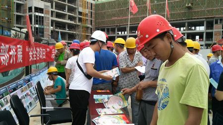 陜煤建設天工公司開展安全生產月咨詢活動為安全生產 “充電”