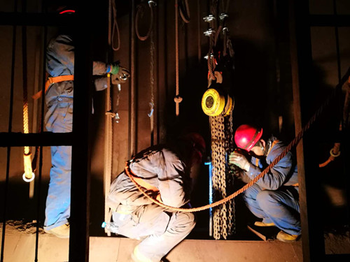 陜煤建設(shè)機(jī)電安裝公司酒鋼項(xiàng)目部“快、準(zhǔn)、穩(wěn)”調(diào)試罐籠記