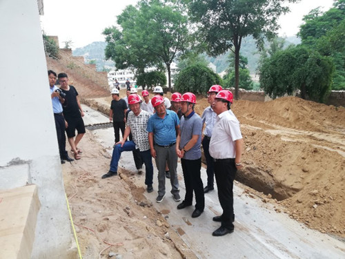 陜煤集團(tuán)總經(jīng)理助理、榆林合力產(chǎn)業(yè)扶貧公司董事長(zhǎng)范京道蒞臨陜煤建設(shè)天工公司清澗紅棗深加工項(xiàng)目視察指導(dǎo)工作