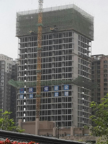 陜煤建設(shè)天工公司雅荷項目部奮力沖刺雅荷中央廣場1、2#樓封頂