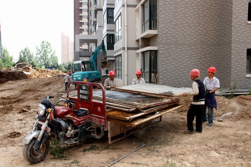 炎炎夏日，擋不住他們火一樣的工作熱情