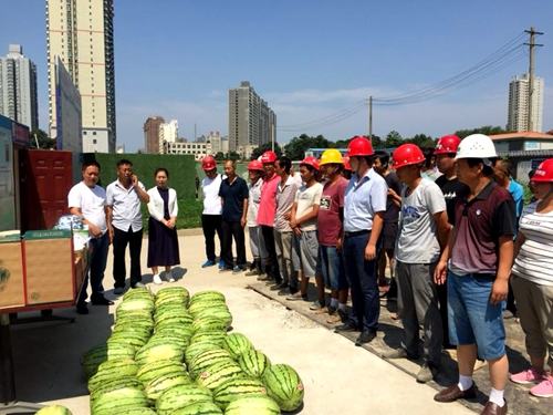 渭南臨渭區(qū)領導蒞臨施工一線送清涼