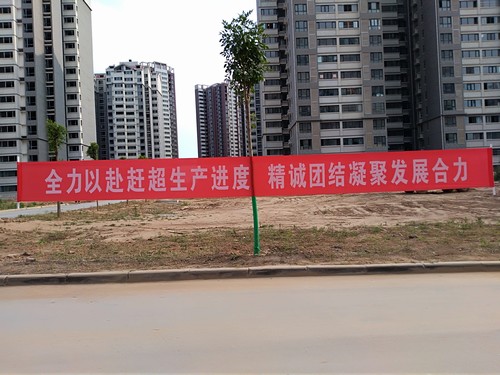 冒高溫 戰(zhàn)酷暑，他們始終在堅守