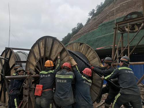 陜煤建設(shè)機電安裝公司冶坪項目部高壓電纜敷設(shè)為“猴車”安裝做足準(zhǔn)備