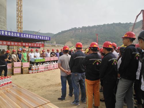 延安市總工會慰問陜煤建設(shè)礦建二公司車村一線職工