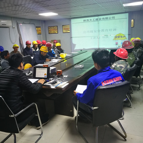 陜煤建設(shè)天工公司送安全生產(chǎn)知識到一線