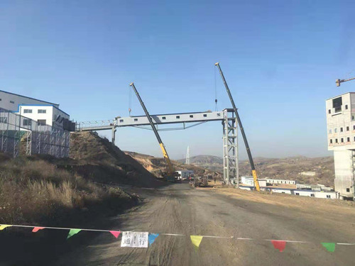 陜煤建設(shè)天工公司土建一部沙梁煤礦主斜井井口房至生產(chǎn)系統(tǒng)輸送機棧橋鋼桁架吊裝完成