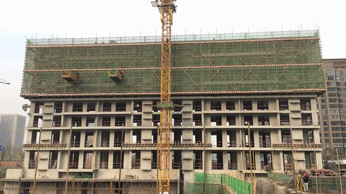 陜煤建設(shè)銅煤公司第十五項目部承建的藍山水岸11#樓順利封頂