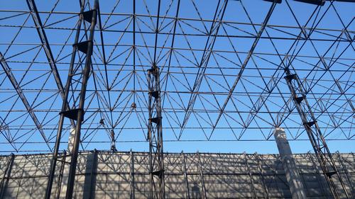 陜煤建設(shè)韓城分公司安裝六項(xiàng)目部桑樹坪煤礦儲煤場 網(wǎng)架封閉工程按期封頂受好評