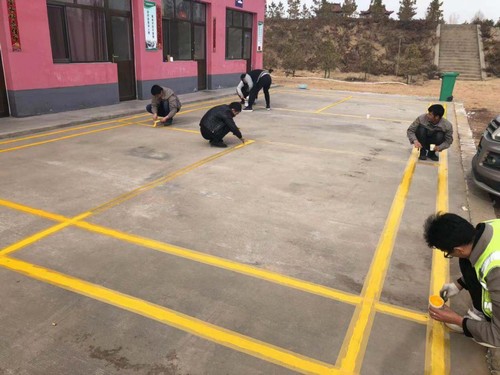 項目部的“專業(yè)球場”健身強體樂工作