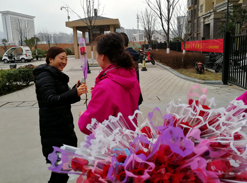 陜煤建設(shè)公司：江南世紀城小區(qū)慶“三八”為女業(yè)主贈花送祝福