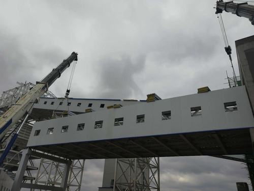 陜煤建設(shè)韓城分公司曹家灘采樣間至5號(hào)驅(qū)動(dòng)機(jī)房棧橋順利吊裝完工