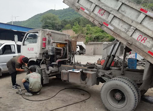 陜煤建設(shè)礦建三公司雙龍項(xiàng)目部對(duì)無(wú)軌膠輪車制動(dòng)裝置進(jìn)行升級(jí)改造