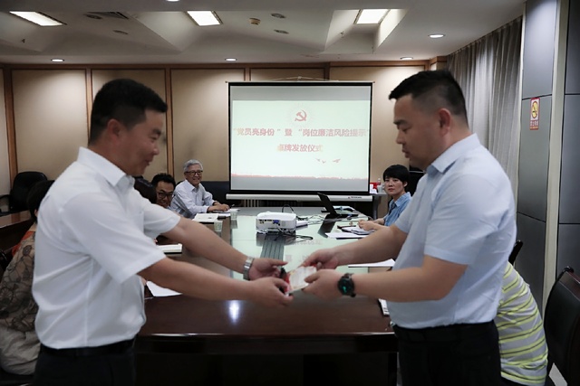 亮身份，陜煤建設路橋分公司黨員干部在行動！