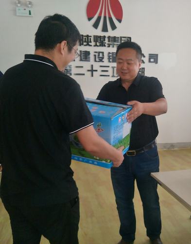 炎炎夏日送清涼 絲絲關(guān)愛入心田