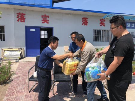 陜煤建設(shè)天工公司精準送清涼  心暖情更長