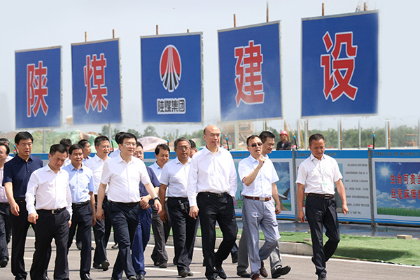 陜西省委副書記、省長(zhǎng)劉國中一行深入陜煤建設(shè)渭南分公司南京金龍電動(dòng)車項(xiàng)目視察工作