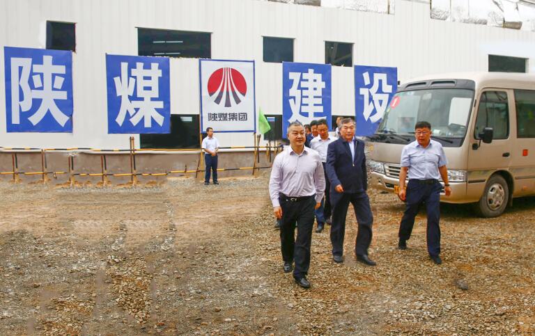 陜西省國資委黨委書記鄒展業(yè)、黨委副書記郁偉、陜煤集團(tuán)黨委書記、董事長(zhǎng)楊照乾一行慰問陜煤建設(shè)天工公司項(xiàng)目部