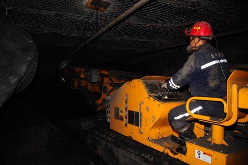 陜煤建設(shè)集團礦建二公司冶坪項目部帶式輸送機大巷與3#聯(lián)絡(luò)巷實現(xiàn)安全精準(zhǔn)貫通