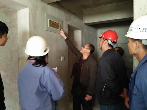 陜煤建設(shè)銅煤公司第三項(xiàng)目部承建的銅煤一號(hào)雪松林4、5#樓順利通過竣工驗(yàn)收