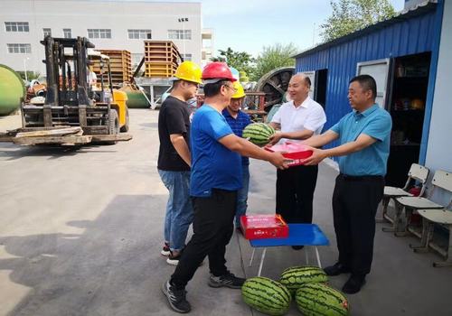 設(shè)備租賃中心黨政領(lǐng)導(dǎo)深入一線送清涼