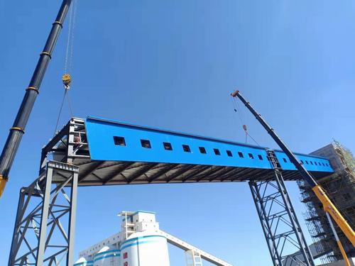 陜煤建設韓城分公司神木燕家塔項目產(chǎn)品倉至1號轉載點棧橋順利吊裝完成