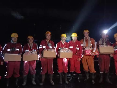 榆北曹家灘礦業(yè)公司主要領(lǐng)導(dǎo)慰問陜煤建設(shè)掘進(jìn)公司一線職工